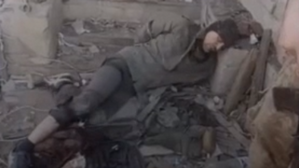 Video: los combatientes al servicio de Kiev se burlan de un prisionero de guerra ruso herido - Sputnik Mundo