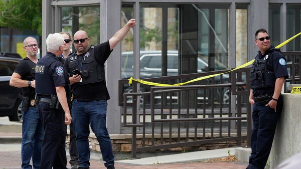 Los agentes de la Policía estadounidense en el lugar del tiroteo en Chicago - Sputnik Mundo