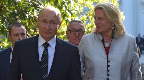 Vladímir Putin, presidente de Rusia, y Karin Kneissl, exministra de Asuntos Exteriores de Austria - Sputnik Mundo