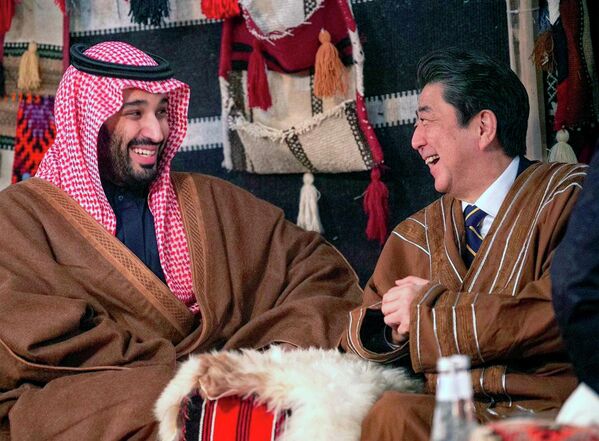 Shinzo Abe ha prestado mucha atención a Oriente Medio y se ha ofrecido a ayudar a Arabia Saudí a crear una economía menos dependiente del petróleo.En la foto: el primer ministro japonés, Shinzo Abe, durante una reunión con el príncipe heredero Mohamed bin Salman en Arabia Saudí, en la zona turística desértica de Al-Ula, al norte de Medina, el 12 de enero de 2020. - Sputnik Mundo