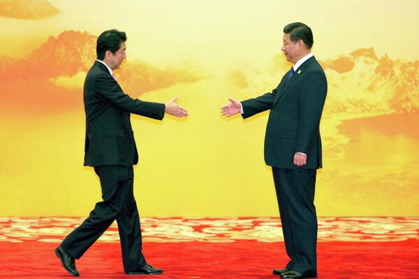 A pesar de las difíciles relaciones entre Tokio y Pekín, Shinzo Abe ha buscado el diálogo con el líder chino Xi Jinping.En la foto: el primer ministro japonés, Shinzo Abe, y el líder chino, Xi Jinping, en el foro de la APEC en Pekín (China), el 11 de noviembre de 2014. - Sputnik Mundo