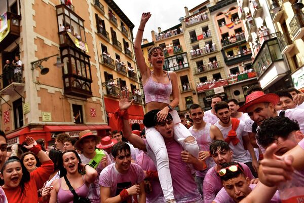 Los participantes de las tradicionales fiestas de San Fermín en Pamplona, España, esperan el lanzamiento del cohete pirotécnico Chupinazo, que simboliza el inicio oficial de las fiestas. - Sputnik Mundo