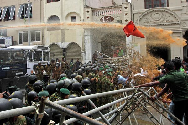 La Policía de Colombo utiliza cañones de agua para dispersar a los agricultores que exigen la dimisión del presidente de Sri Lanka, Gotabaya Rajapaksa. - Sputnik Mundo