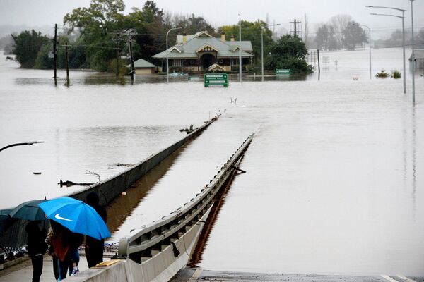 La gente al lado del inundado puente de Windsor sobre el río Hawkesbury, en las afueras de Sídney, Australia. - Sputnik Mundo