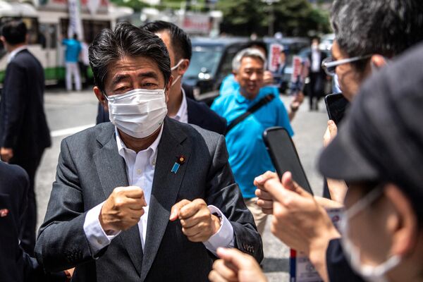 El ex primer ministro japonés Shinzo Abe durante uno de sus últimos encuentros con simpatizantes del Partido Liberal Democrático en Tokio, el 22 de junio de 2022. - Sputnik Mundo