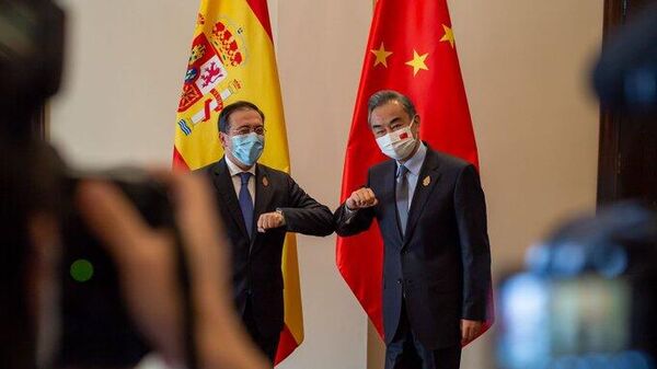 José Manuel Albares, el ministro de Exteriores de España, y Wang Yi, el ministro de Exteriores chino  - Sputnik Mundo