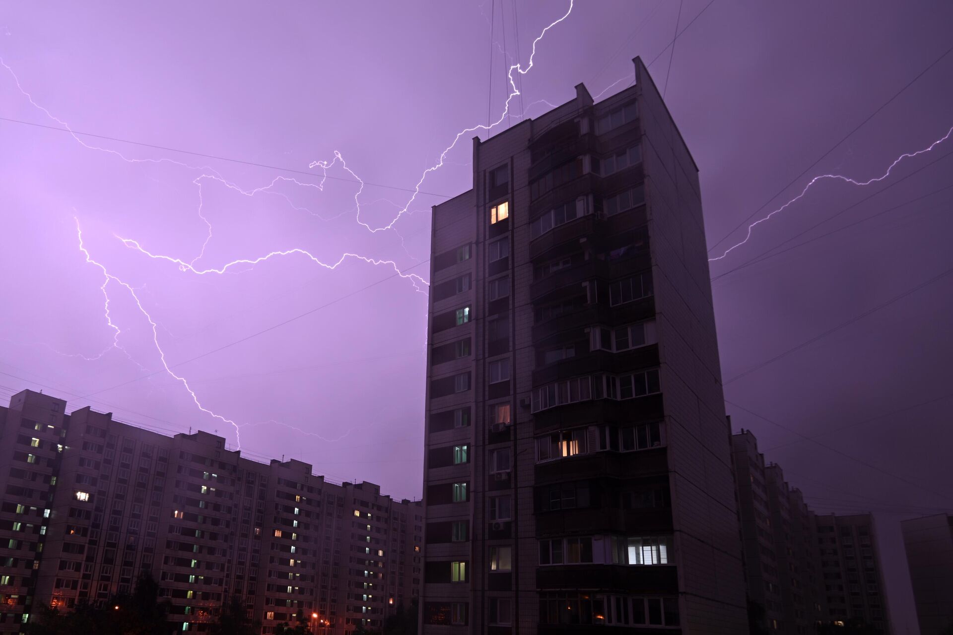 Ожидается дождь с грозой. Гроза в Москве. Небо гроза. Гроза днем. Гроза в городе.