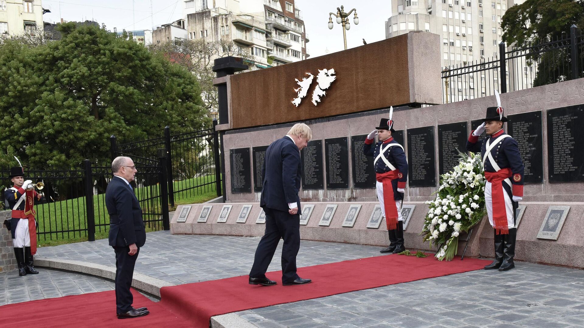 Boris Johnson rinde homenaje a soldados argentinos caídos en la Guerra de Malvinas - Sputnik Mundo, 1920, 11.07.2022