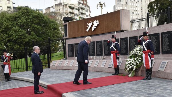 Boris Johnson rinde homenaje a soldados argentinos caídos en la Guerra de Malvinas - Sputnik Mundo