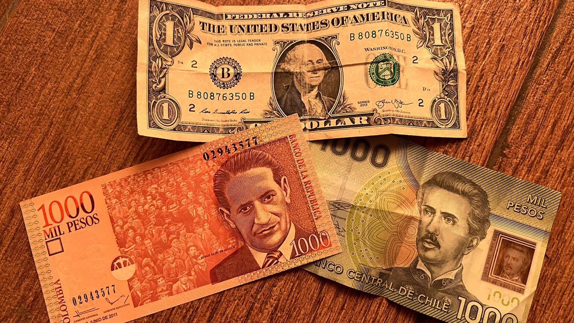 Dólares y pesos colombianos y chilenos - Sputnik Mundo, 1920, 14.07.2022