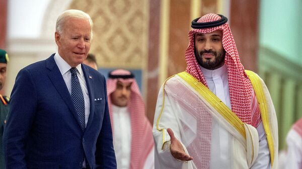El presidente de Estados Unidos, Joe Biden, con el príncipe heredero de Arabia Saudí, Mohamed bin Salmán - Sputnik Mundo
