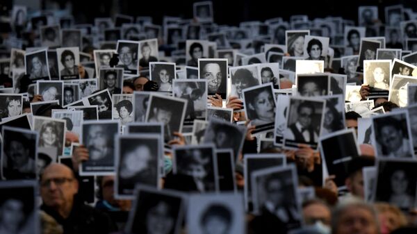 Familiares del ataque a la Asociación Mutual Israelita Argentina (AMIA) durante el 28 aniversario del atentado - Sputnik Mundo