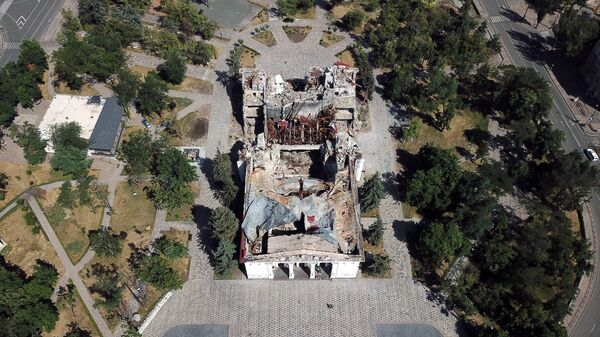 El edificio del Teatro Regional Académico de Donetsk destruido en Mariupol - Sputnik Mundo