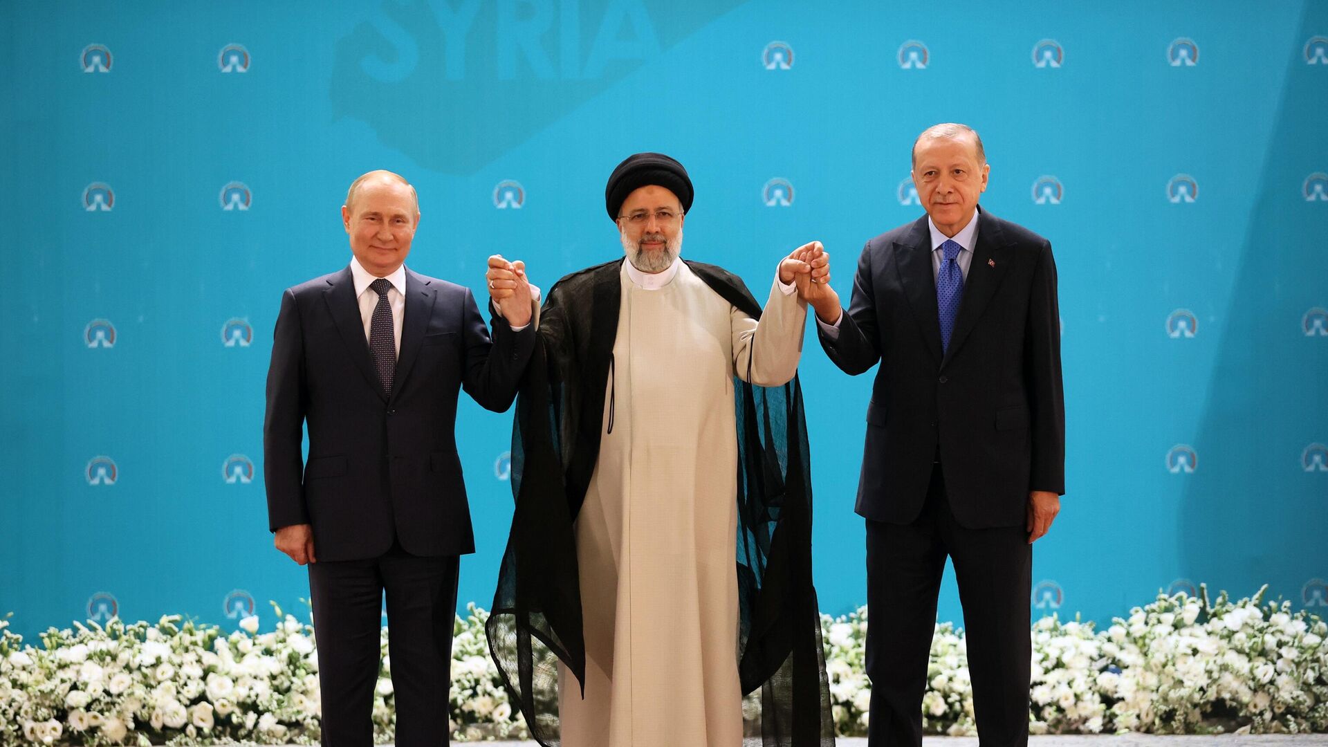 El presidente de Rusia, Vladímir Putin, y sus homólogos iraní y turco, Ebrahim Raisi y Recep Tayyip Erdogan - Sputnik Mundo, 1920, 19.07.2022