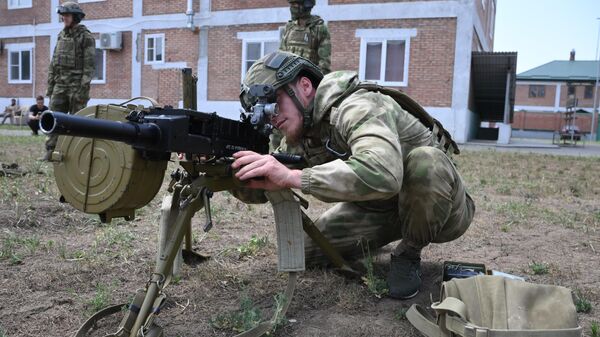 Entrenamiento con lanzagranadas en la Universidad de las Fuerzas Especiales rusas, con sede en la ciudad chechena de Gudermes - Sputnik Mundo