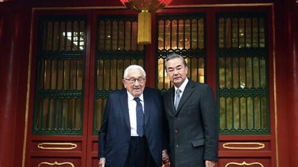 Henry Kissinger en reunión protocolaria en Pekín en 2018. - Sputnik Mundo