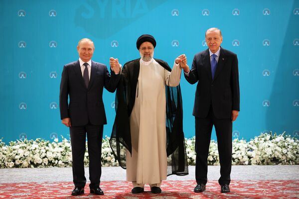 El presidente ruso, Vladímir Putin, el presidente iraní, Ibrahim Raisi, y el presidente turco, Recep Tayyip Erdogan, durante una sesión de fotos conjunta antes de la reunión de los jefes de Gobierno de los garantes del proceso de Astaná para ayudar a resolver la crisis siria- El 19 de julio de 2022. - Sputnik Mundo