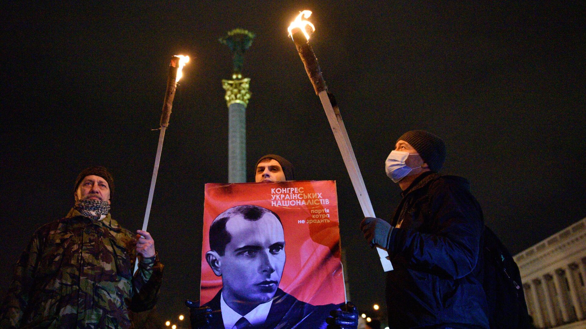 Unos manifestantes con un retrato de Stepán Bandera en Kiev - Sputnik Mundo, 1920, 23.07.2022
