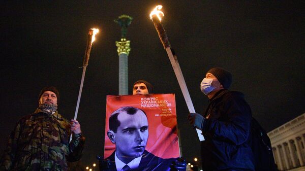 Unos manifestantes con un retrato de Stepán Bandera en Kiev - Sputnik Mundo