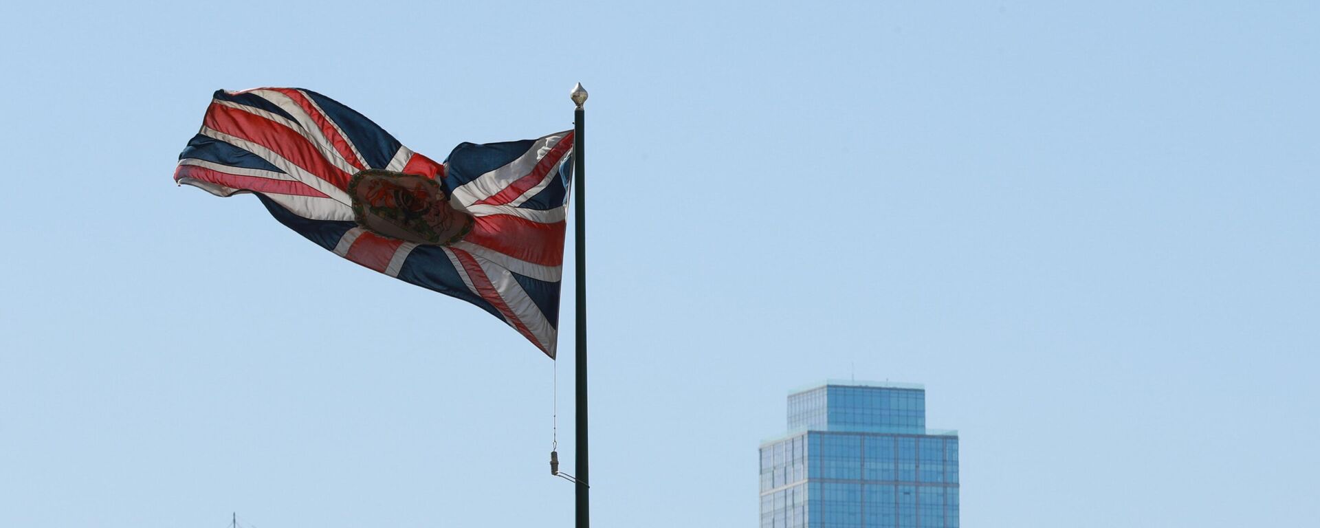 Bandera británica en la Embajada británica en Moscú.  - Sputnik Mundo, 1920, 26.07.2022