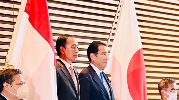 El primer ministro japonés, Fumio Kishida, y el presidente indonesio, Joko Widodo - Sputnik Mundo