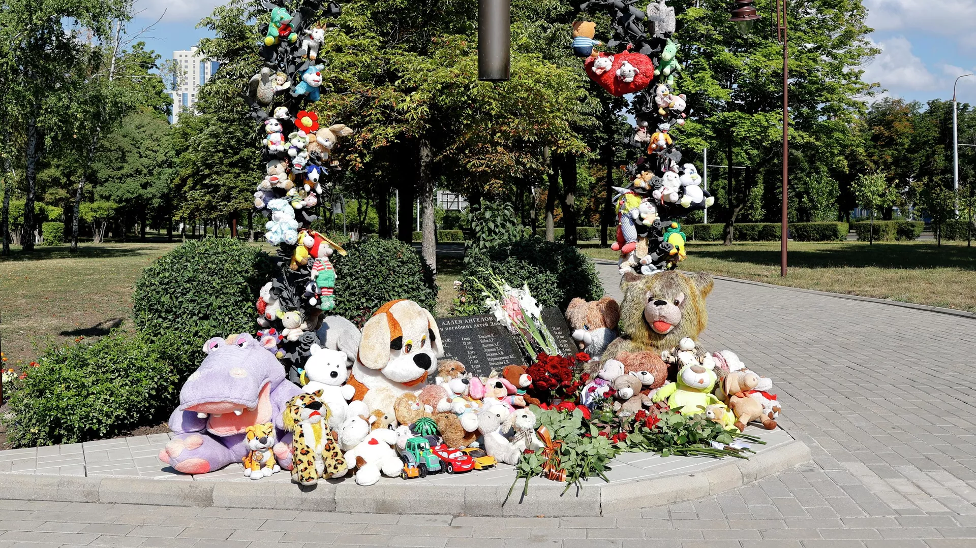  La piedra de granito de la Alameda de los Ángeles el Día de la Memoria de los niños víctimas del genocidio en Donbás - Sputnik Mundo, 1920, 27.07.2022