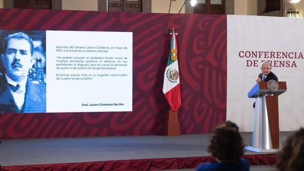 El presidente de México, Andrés Manuel López Obrador, cita a Lázaro Cárdenas. - Sputnik Mundo