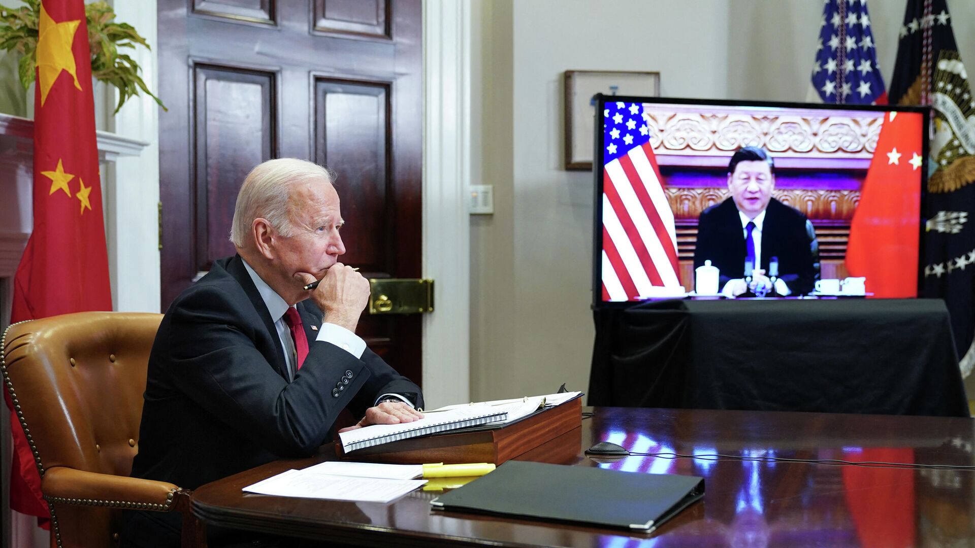El presidente de EEUU, Joe Biden, con el líder chino, Xi Jinping - Sputnik Mundo, 1920, 28.07.2022