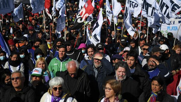 Protestas por trabajo y salario básico universal en Argentina - Sputnik Mundo