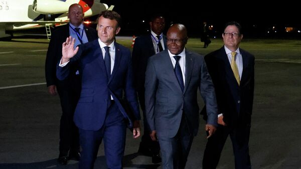El mandatario francés, Emmanuel Macron, y el ministro de los Asuntos Exteriores de Benín, Aurélien Agbénonci  - Sputnik Mundo