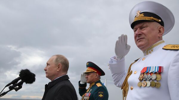 Vladímir Putin durante el desfile naval del 31 de julio de 2022 en San Petersburgo - Sputnik Mundo