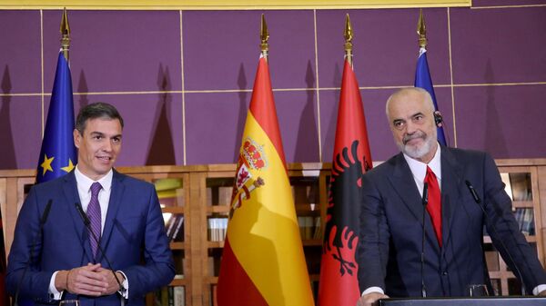 El presidente del Gobierno español, Pedro Sánchez, el primer ministro albanés, Edi Rama - Sputnik Mundo