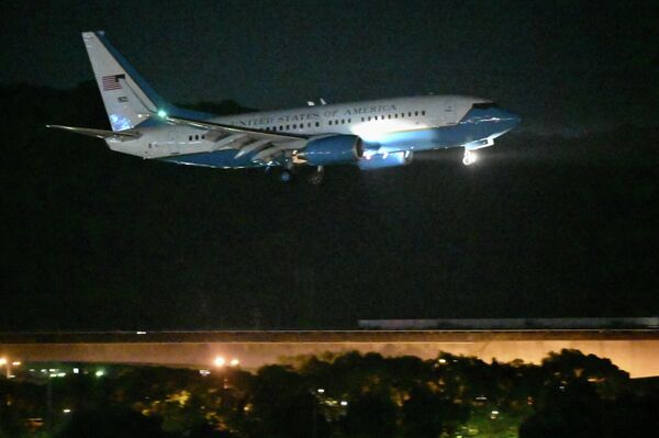 Un avión militar estadounidense con la presidenta de la Cámara de Representantes, Nancy Pelosi, a bordo se prepara para aterrizar en el aeropuerto de Songshan en Taipéi el 2 de agosto de 2022.  - Sputnik Mundo