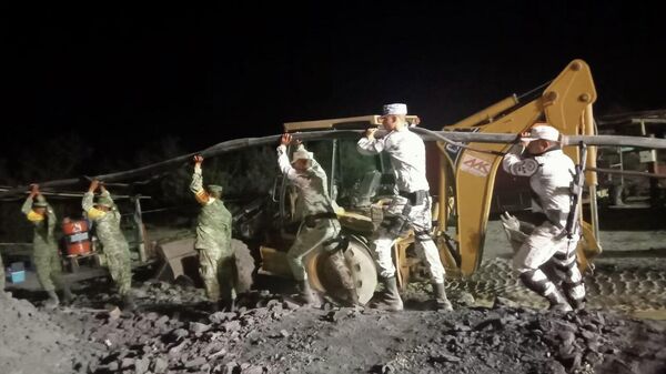 La Guardia Nacional y el Ejército mexicano de México rescata de los mineros atrapados en Sabinas Coahuila - Sputnik Mundo