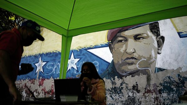 Un mural del expresidente del país, Hugo Chávez (1999-2013) - Sputnik Mundo