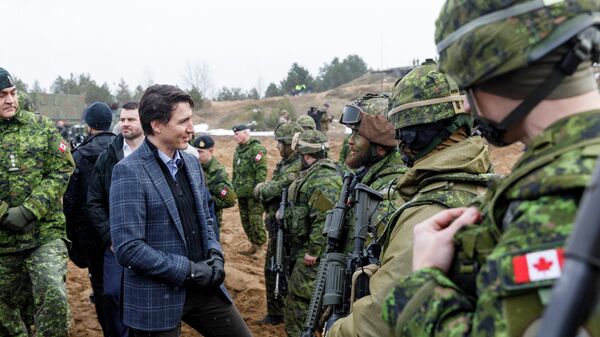 Primer ministro Justin Trudeau con tropas canadienses - Sputnik Mundo