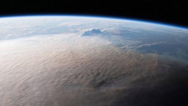 Remanentes de la erupción del volcán Tonga captados desde el espacio. - Sputnik Mundo