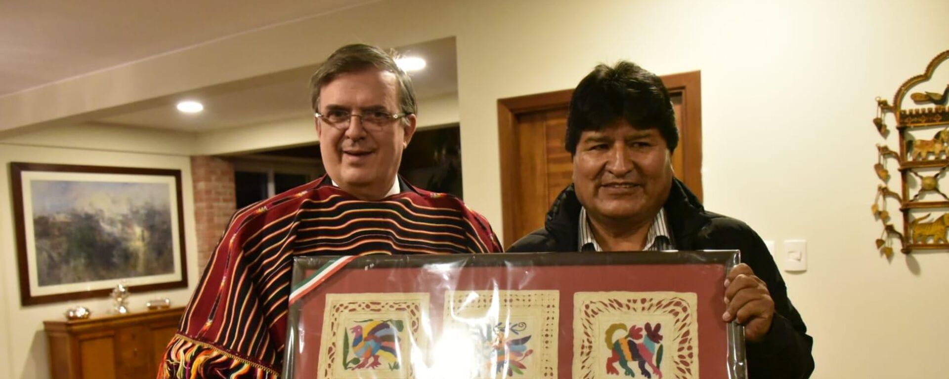 El canciller mexicano, Marcelo Ebrard, recibe un obsequio del expresidente de Bolivia, Evo Morales - Sputnik Mundo, 1920, 05.08.2022