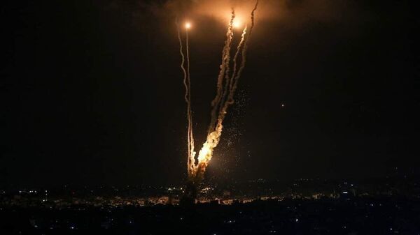 Misiles palestinos salen desde la Franja de Gaza en dirección a Israel, el 6 de agosto del 2022 - Sputnik Mundo