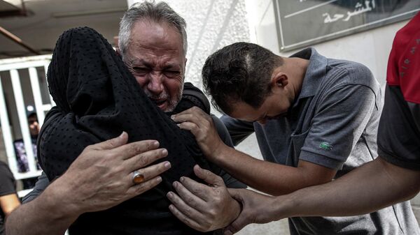 La gente está llorando en Gaza tras los ataques israelíes - Sputnik Mundo