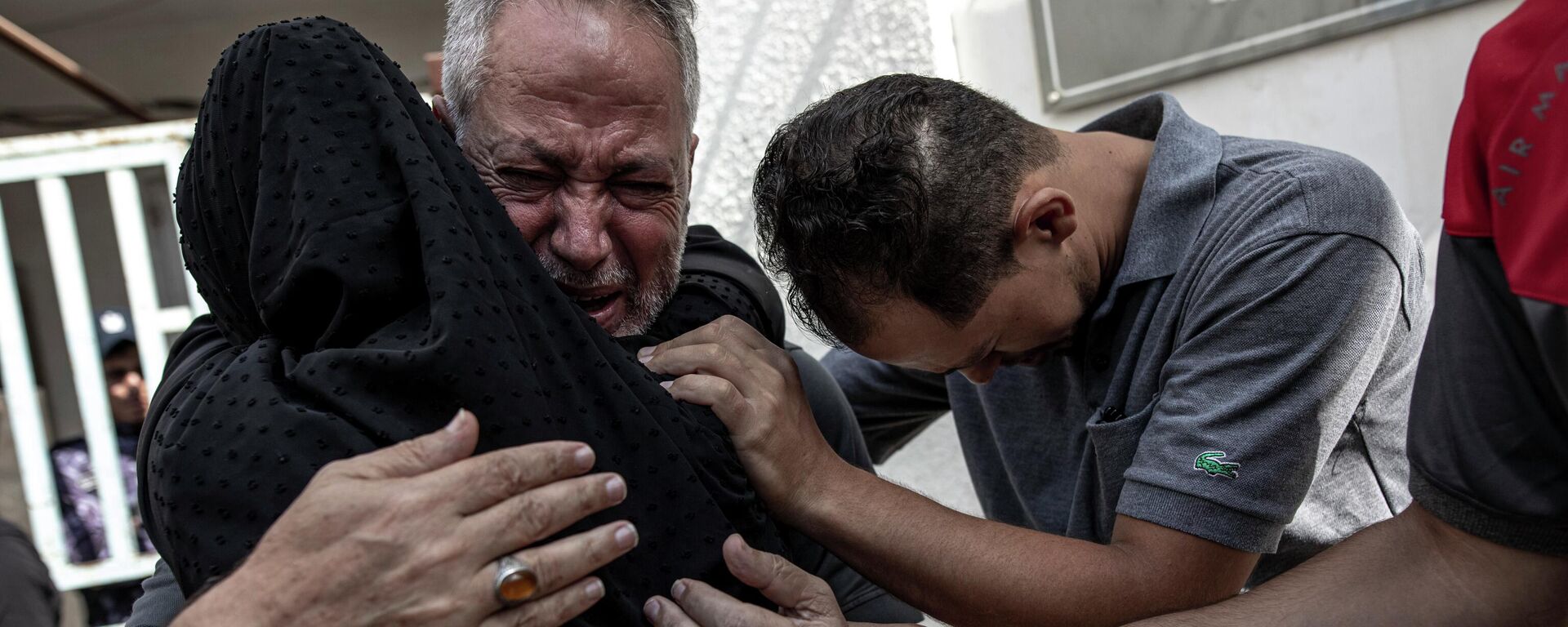 La gente está llorando en Gaza tras los ataques israelíes - Sputnik Mundo, 1920, 07.08.2022