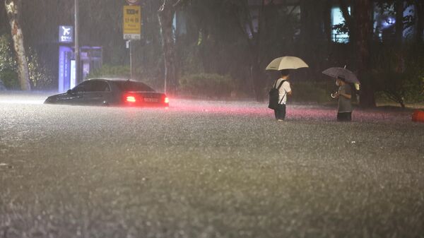 Lluvias torrenciales en Seúl, Corea del Sur - Sputnik Mundo