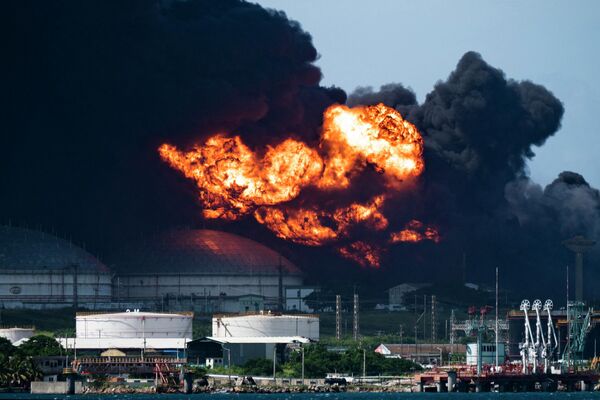 El 5 de agosto empezó un enorme incendio en un depósito de petróleo después de que un rayo cayera sobre la cúpula de uno de los depósitos que contenía unos 25.000 metros cúbicos de petróleo.
 - Sputnik Mundo