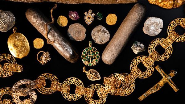 Numerosos artefactos de valor incalculable que incluyen: monedas de oro y plata sólidas, joyas, piedras preciosas - Sputnik Mundo