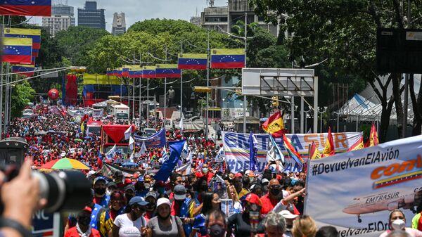 Venezolanos marchan en Caracas para exigir la devolución del avión retenido en Argentina  - Sputnik Mundo