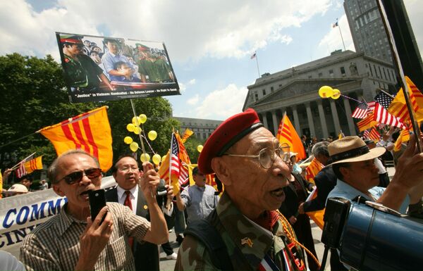 Manifestantes frente a la Corte de Apelaciones de EEUU en Nueva York exigen una respuesta de las empresas estadounidenses que cometieron crímenes de guerra al suministrar defoliantes químicos tóxicos para su uso durante la guerra de Vietnam. - Sputnik Mundo