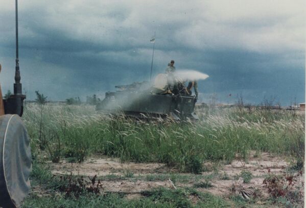 Soldados estadounidenses rocían el defoliante Agente Naranja en los campos de arroz durante la guerra de Vietnam. - Sputnik Mundo