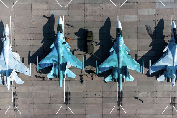 Después de que se creara la Fuerza Aeroespacial de Rusia, que también abarca a la Fuerza Aérea, este día se celebra cada año el mismo día que el de la Fuerza Aeroespacial.En la foto: un caza Su-27, dos cazabombarderos Su-34 y un caza polivalente Su-30SM (de izquierda a derecha) antes del inicio de la etapa de selección para el concurso internacional Aviadarts 2021 en la región rusa de Krasnodar. - Sputnik Mundo