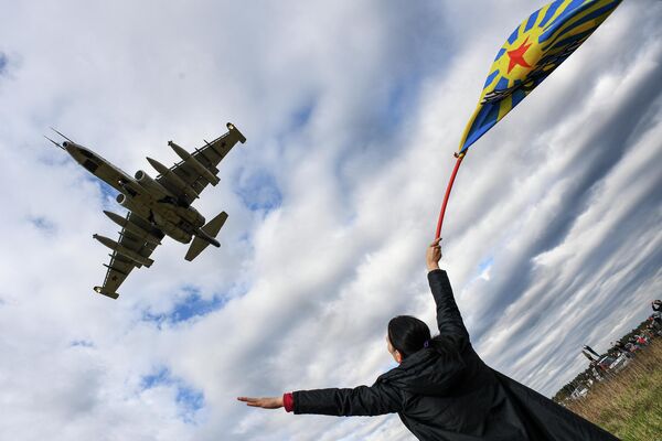 Este día en las ciudades rusas, donde hay una base aérea, se llevan a cabo desfiles y demostraciones de las máquinas voladoras, así como espectáculos aéreos. Esta fecha también se aprovecha para que los altos mandos del Ministerio de Defensa entreguen condecoraciones a los pilotos, mientras que por la televisión se transmiten películas relacionadas.En la foto: un avión de ataque Su-25 durante la celebración del Día de la Fuerza Aérea en Kúbinka, ubicada en las afueras de Moscú. - Sputnik Mundo
