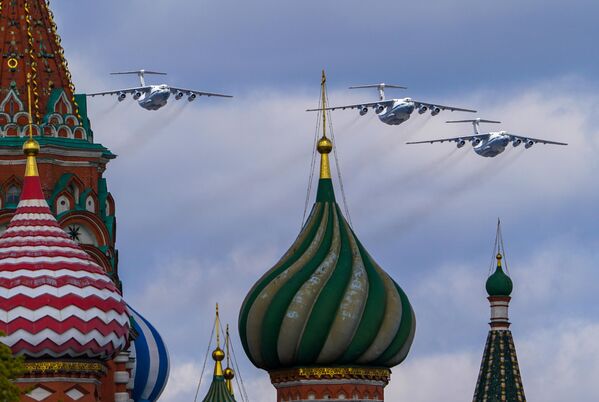 Antes de ello, en la Unión Soviética existía el Día de la Aviación, que se celebraba el 18 de agosto.En la foto: los aviones de transporte Il-76 durante el ensayo general de la parte aérea del 76 desfile militar del Día de la Victoria en Moscú. - Sputnik Mundo